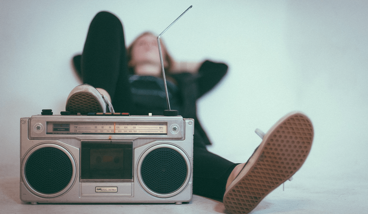 Werbebeispiele Radio: Das Foto zeigt eine Person und ein Radio.